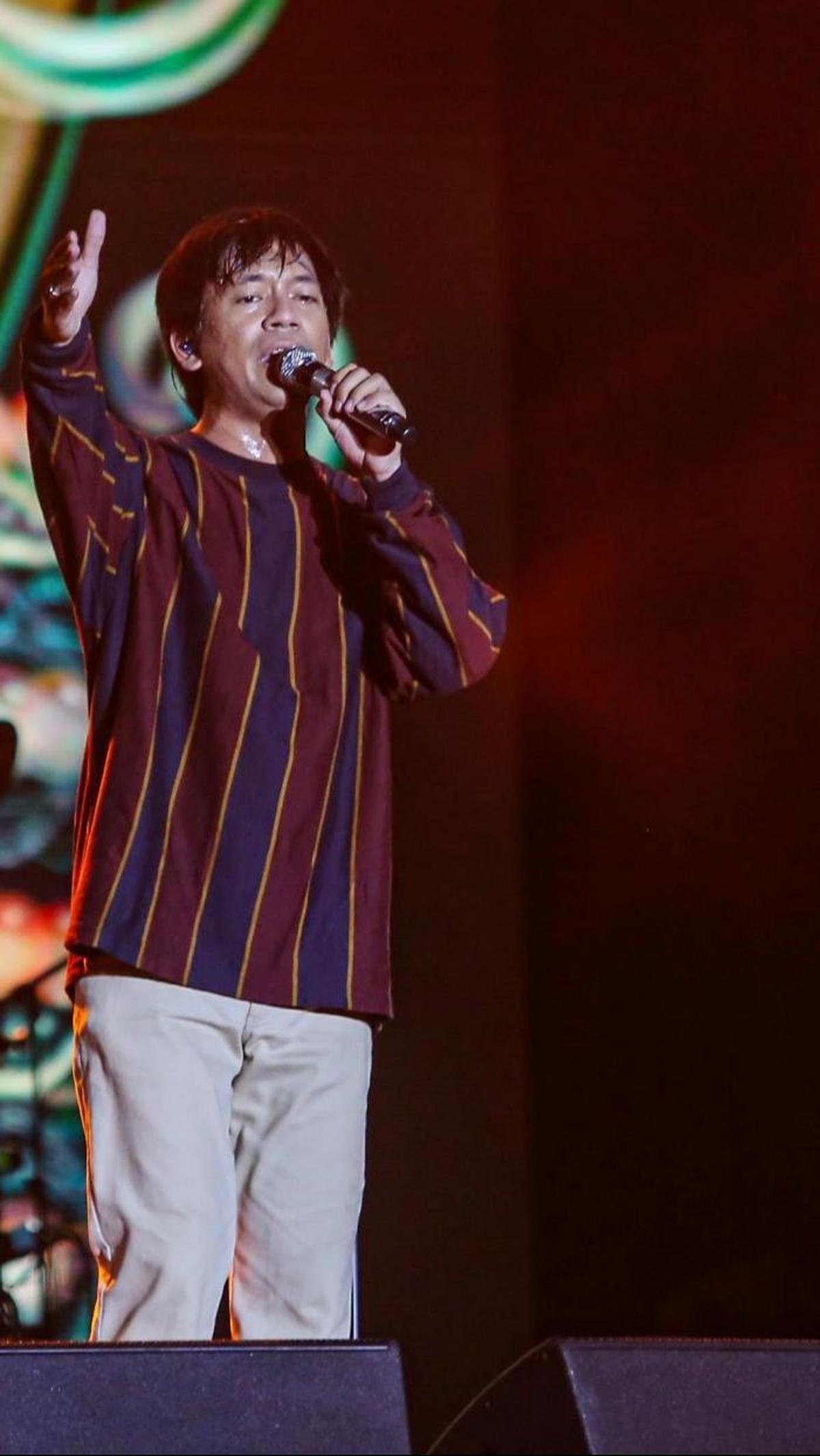 Penampilan Rian Ekky Pradipta, vokalis Band D'masiv saat memeriahkan Titik Kumpul Festival 2024  di Stadion Madya GBK, Jakarta Pusat hari ini Sabtu (27/4/2024). Foto: Liputan6.com / Angga Yuniar
