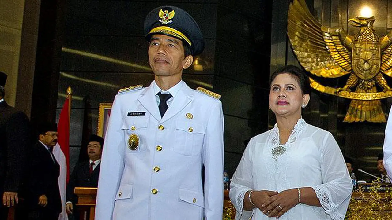 Dikawal 6 Polisi, Jokowi dan Istri Nyoblos di TPS Taman Suropati