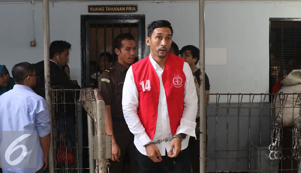 Restu Sinaga saat berada di Pengadilan Jakarta Selatan, Rabu (9/11). Sidang Restu Sinaga dengan agenda tuntutan jaksa penuntut umum ditunda sampai minggu depan. (Liputan6.com/Herman Zakharia)