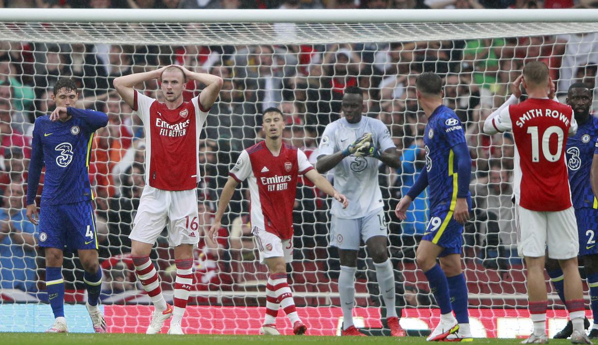 Arsenal kembali berpeluang memperkecil kedudukan pada menit ke-60 saat sundulan Rob Holding hanya melebar tipis dari gawang Chelsea. (Foto: AP/Ian Walton)