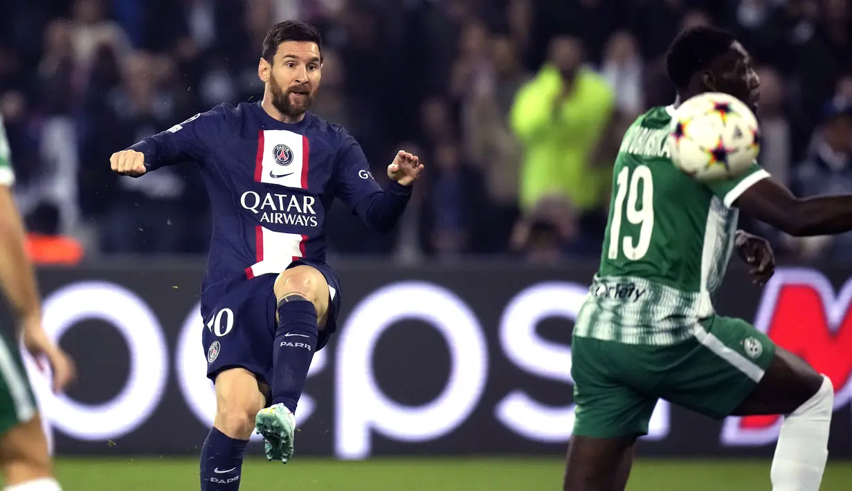 Lionel Messi dinobatkan sebagai pencetak gol terbanyak dari luar kotak penalti di Liga Champions setelah PSG berpesta gol 7-2 ke gawang Maccabi Haifa. Satu dari dua golnya berhasil menyalip rekor Cristiano Ronaldo. La Pulga kini tercatat telah membuat 23 gol dari luar kotak penalti, atau unggul satu gol dari CR7. (AFP/Christophe Ena)