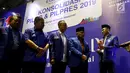 Ketum PAN Zulkifli Hasan (kanan) bersiap memukul gong saat pembukaan Rakernas PAN di Jakarta, Kamis (9/8). Dalam rakernas tersebut PAN secara resmi mengusung Prabowo Subianto sebagai calon presiden pada Pilpres 2019.  (Liputan6.com/Johan Tallo)