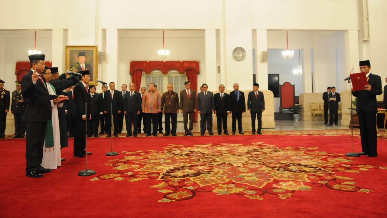 Presiden Jokowi lantik Menteri ESDM Ignasius Jonan dan Wakil Menteri ESDM Arcandra Tahar di Istana Negara.