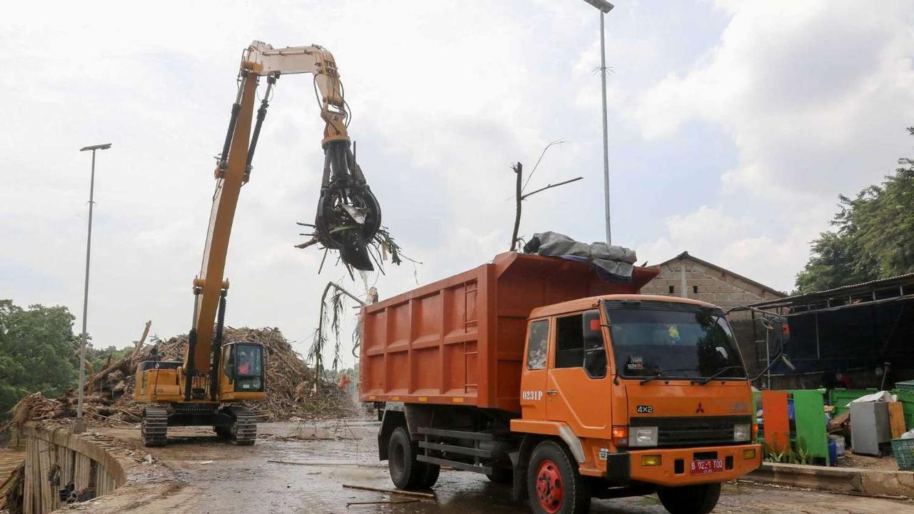 Ribuan ton sampah terbawa banjir kiriman diangkut dari Sungai Ciliwung