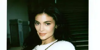 Ini adalah pertama kalinya sang it girl duduk di barisan depan dalam peragaan busana Chanel, dan ia memastikan kehadirannya menjadi sorotan dengan memilih tampilan ikonis dari rumah mode Prancis tersebut. [IG: @kyliejenner].