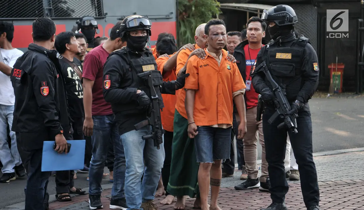Polisi menggiring tersangka kasus ambulans Partai Gerindra membawa batu dalam Aksi 22 Mei saat rilis di Mapolda Metro Jaya, Jakarta, Kamis (23/5/2019). Lima tersangka merupakan mereka yang berada di ambulans dan enam lainnya diduga massa perusuh dalam Aksi 22 Mei 2019. (merdeka.com/Iqbal Nugroho)