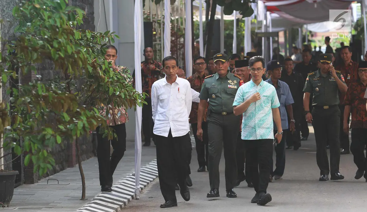 Presiden Joko Widodo bersama Gibran Rakabuming Raka memantau persiapan simulasi kirab kereta pembawa mempelai pengantin di Solo, Senin (6/11). Jokowi dan Gibran meninjau langsung kirab yang akan membawa Kahiyang-Bobby . (Liputan6.com/Angga Yuniar)