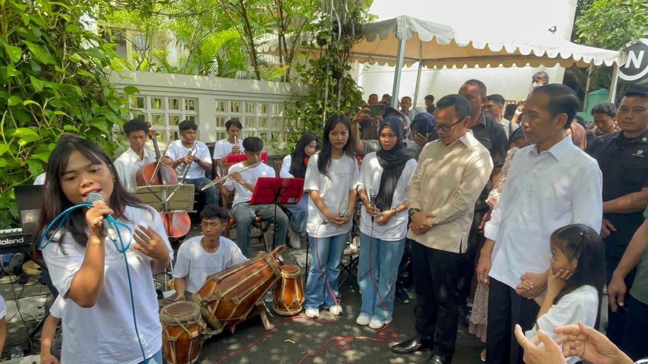 VIDEO: Momen Tangan Jokowi Tak Kuat Tidak Goyang Dengar Dangdut Putri Panggung, Wamen Bima Terkesima