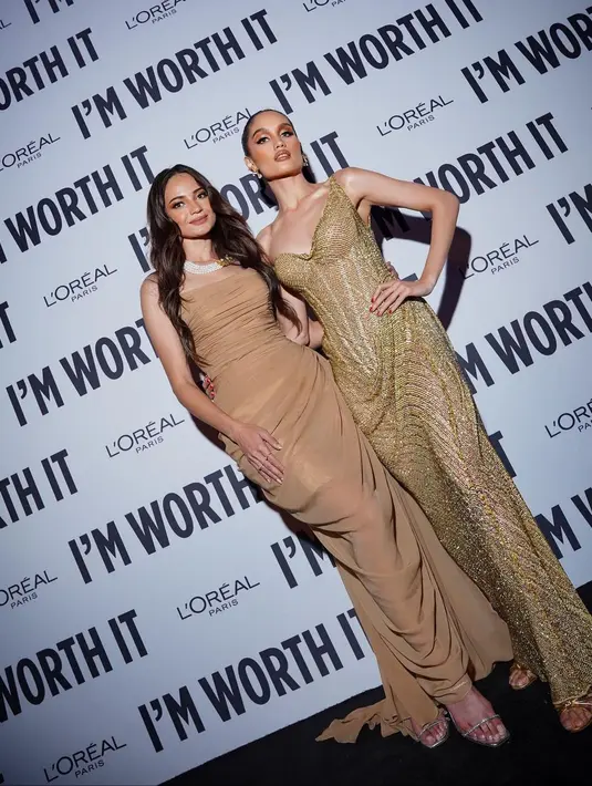 Cinta Laura dan Enzy Storia mewakili Indonesia di runway Le Defile L'Oreal Paris.  [Foto: Instagram/claurakiehl]