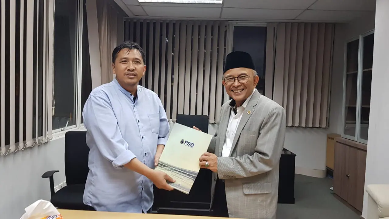 Refrizal bersama Komite Pemilihan (KP PSSI) mengambil tiga formulir untuk KLB Pemilihan PSSI.