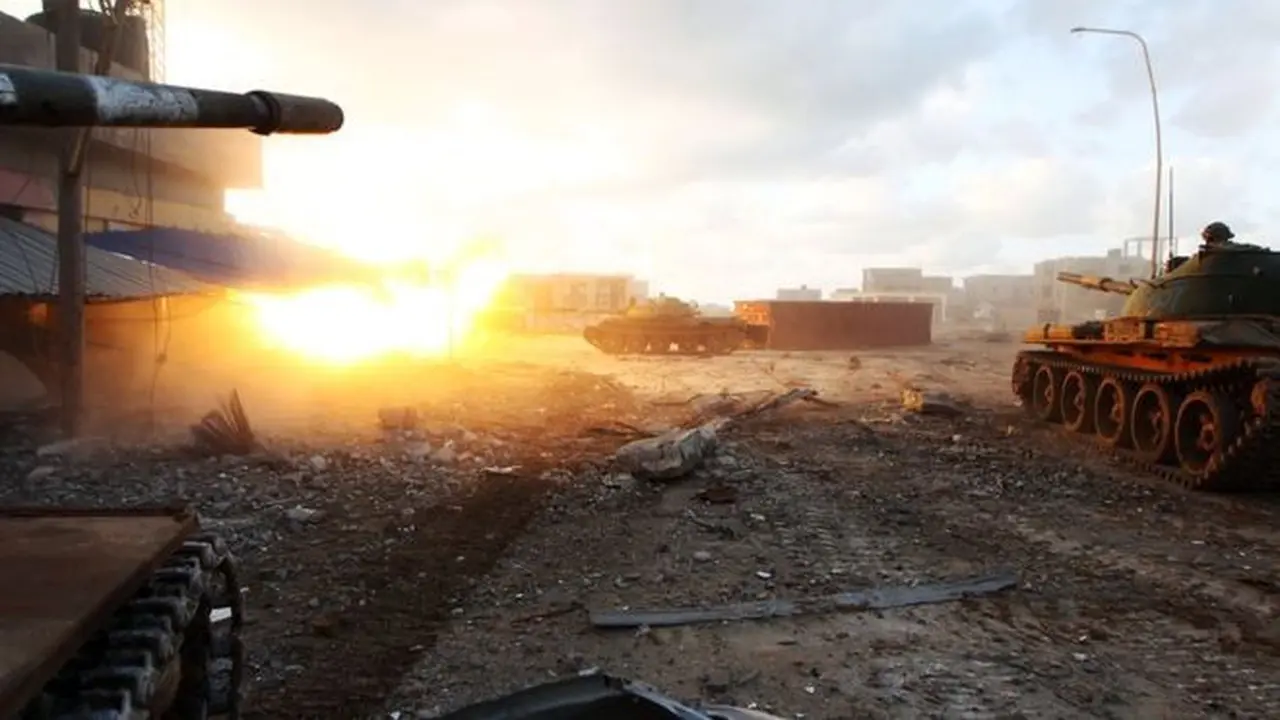 Lokasi baku tembak di markas militer Brak al-Shati di Libya. (AFP)