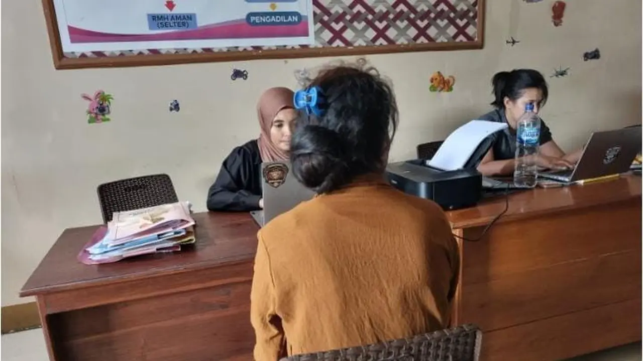Ibu korban, Deningsi saat diperiksa di Polres Kupang (Liputan6.com/Ola Keda)