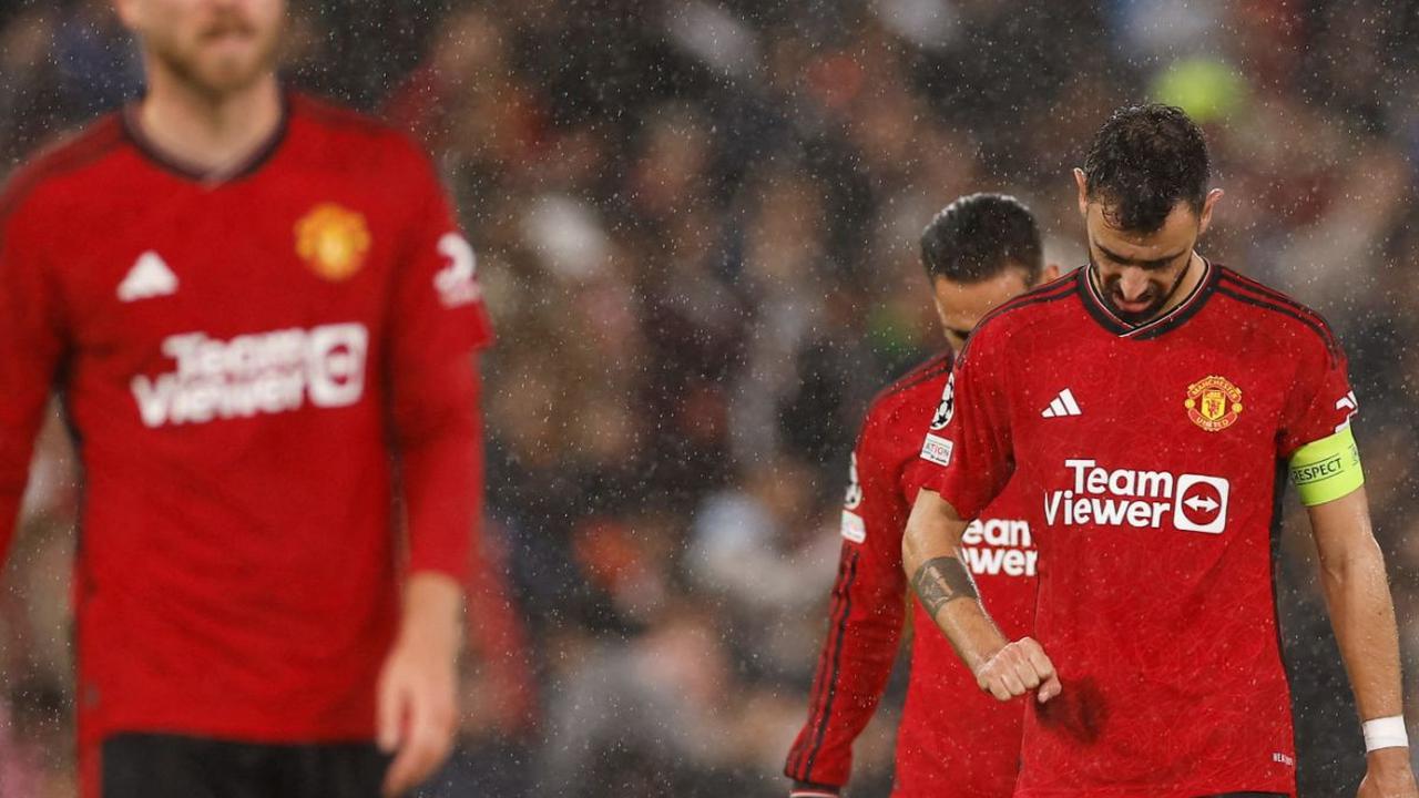 Sejumlah pemain Manchester United sedang dilanda kekecewaan mendalam setelah dikalahkan Galatasaray dengan skor cukup bersaing 2-3.