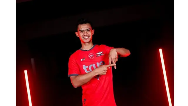 6 Potret Pratama Arhan Gabung Klub Thailand Bangkok United, Didampingi Azizah Salsha