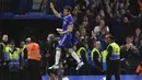 Gelandang Chelsea, Cecs Fabregas, merayakan gol yang dicetaknya ke gawang Watford pada laga Premier League di Stadion Stamford Bridge, London, Senin (15/5/2017). Chelsea menang 4-3 atas Watford. (AFP/Ben Stansall)