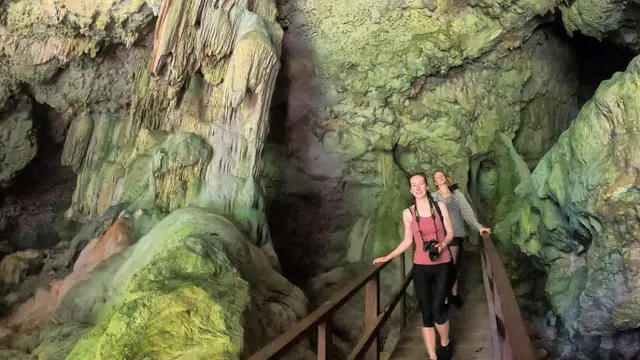 Niue adalah sebuah negara kepulauan yang ditemukan James Cook
