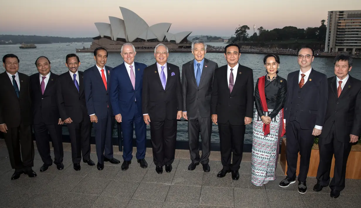 Perdana Menteri Australia, Malcolm (kelima kiri) berpose bersama Presiden Joko Widodo (Jokowi) serta pemimpin ASEAN lainnya pada jamuan makan malam disela kegiatan ASEAN-Australia Special Summit 2018 di Sydney, Sabtu (17/3). (ANDREW TAYLOR/ASEANINAUS/AFP)