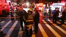 Truk pemadam kebakaran dan ambulans berada di lokasi setelah saksi mata menggambarkan terjadinya sebuah kedakan "yang memekakkan telinga" di distrik Chelsea, Manhattan sekitar pukul 21.00 waktu setempat atau 9 pagi WIB New York, Sabtu (17/9). (AFP PHOTO)
