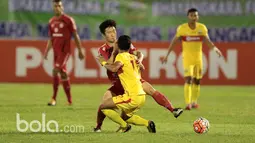 Pemain Bhayangkara FC, Alsan Sanda (bawah) berebut bola dengan pemain Semen Padang  pada babak delapan besar Piala Presiden 2017 di Stadion Manahan, Solo. Jumat (26/2/2017). (Bola.com/Nicklas Hanoatubun)