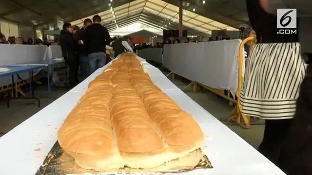 Ratusan orang membuta roti lapis raksasa dengan panjang 70 meter dan berat 865 kilogram. Ini merupakan bagian acara Torta Fair yang ke-15.