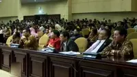 Selain itu saat ini DPR berharap pemerintah fokus pada proses evakuasi korban Pesawat Trigana.