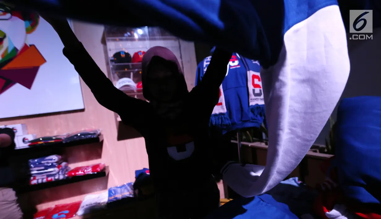 Karyawan merapikan jaket pada peluncuran merchandise Thesandiuno, di Jakarta, Senin (04/2). Merchandise Thesandiuno yang didesain untuk pasar milenial diperoleh melalui IG @sandiuno dan website thesandiuno.com. (Liputan6.com/Fery Pradolo)