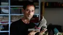 Desainer Kobi Levi memperlihatkan salah satu sepatu rancangannya yang diberi nama "Miao" Israel, Rabu (5/10). (AFP PHOTO/Thomas Choex) 