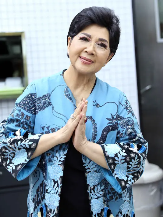 Artis senior serba bisa, Titiek Puspa, tahun 2012 berjuang melawan kanker. Lantas apa yang dilakukan artis 79 tahun itu hingga akhirnya bebas. Saat ditemui di Kebayoran Lama beberapa hari lalu ia menceritakan pengalamannya. (Nurwahyunan/Bintang.com)