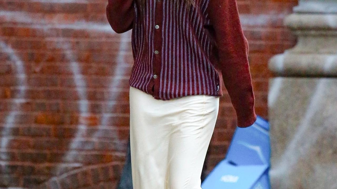 Dengan cardigan rajut dan rok satin yang dikenakannya, Suri Cruise memancarkan pesona yang khas, seolah membawa aura aktris yang dimiliki orangtuanya.