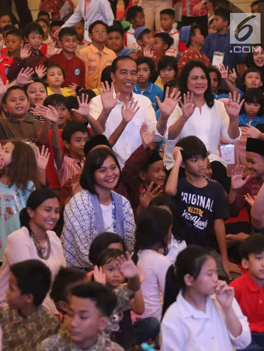 Presiden Joko Widodo dan Ibu Negara Iriana, foto bersama dengan anak-anak dari beberapa sekolah di Istana Kepresidenan, Jakarta, Jumat (20/7). Jokowi juga menyaksikan penampilan anak-anak bernyanyi dan baca puisi. (Liputan6.com/Angga Yuniar)