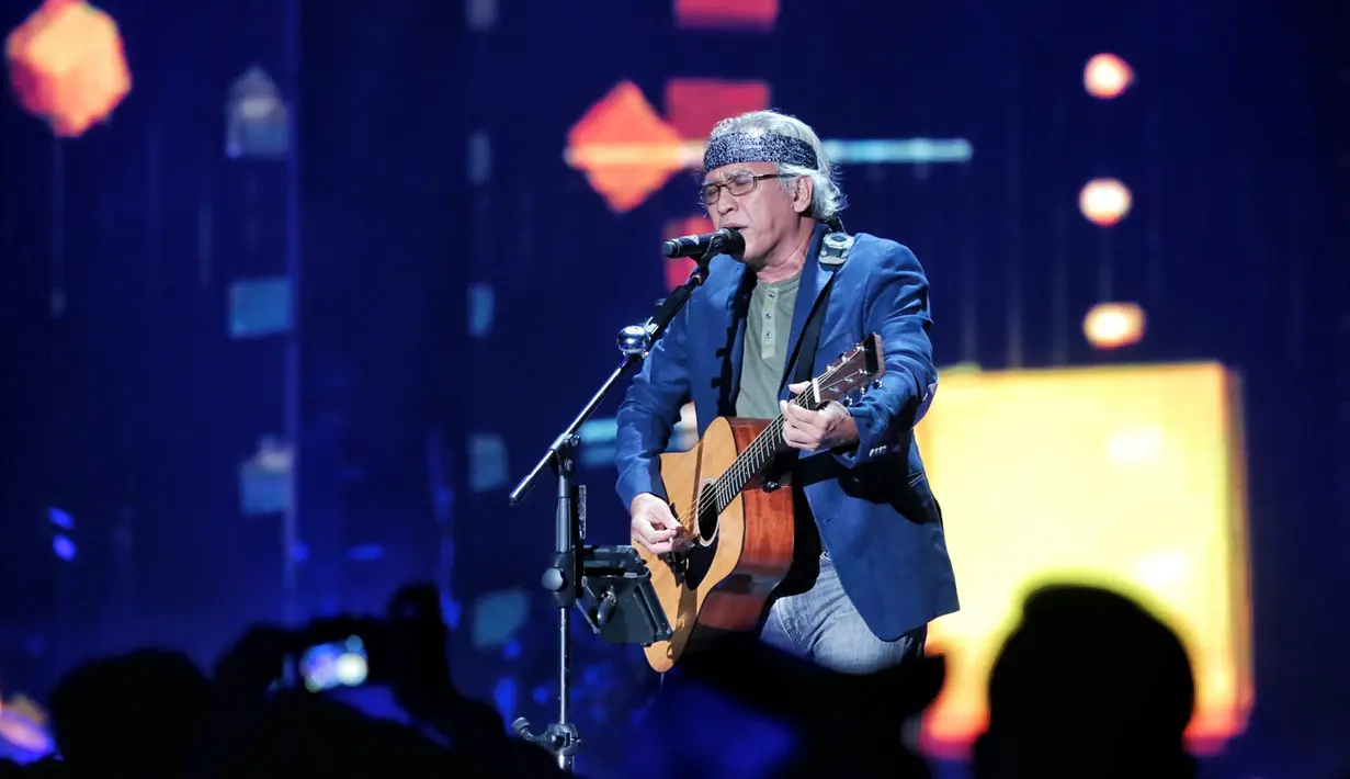 Semangat luar biasa saat musisi 54 tahun itu ketika tampil dengan iringan Erwin Gutawa Orchestra. Begitu juga para penggemarnya yang ikut nyanyi bersama. (Adrian Putra/Bintang.com)