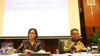 Menkeu Sri Mulyani Indrawati (kiri) saat memberikan pemaparan terkait perkembangan Tax Amnesty tahap I di Kemenkeu, Jakarta, Jumat (14/10). Kemenkeu berencana mendata jumlah PNS yang ada di Indonesia. (Liputan6.com/Angga Yuniar)