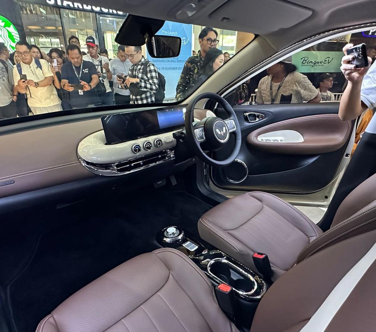 Saat ini Wuling punya 150 jaringan diler resmi di seluruh Indonesia, termasuk Indonesia bagian timur. Seluruh diler itu didukung teknisi mobil listrik berpengalaman dan peralatan terstandarisasi.&nbsp;
