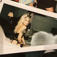 Halsey tampil begitu seksi saat menghadiri Playboy Party, ia pun nampak begitu bahagia tak seperti sebelumnya karena putus dari G-Eazy. (Instagram/iamhasley)