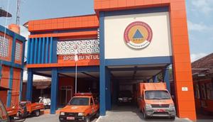 Badan Penanggulangan Bencana Daerah (BPBD) Kabupaten Bantul, Daerah Istimewa Yogyakarta (DIY)&nbsp;salurkan logistik ke kelurahan-kelurahan. (Antara)