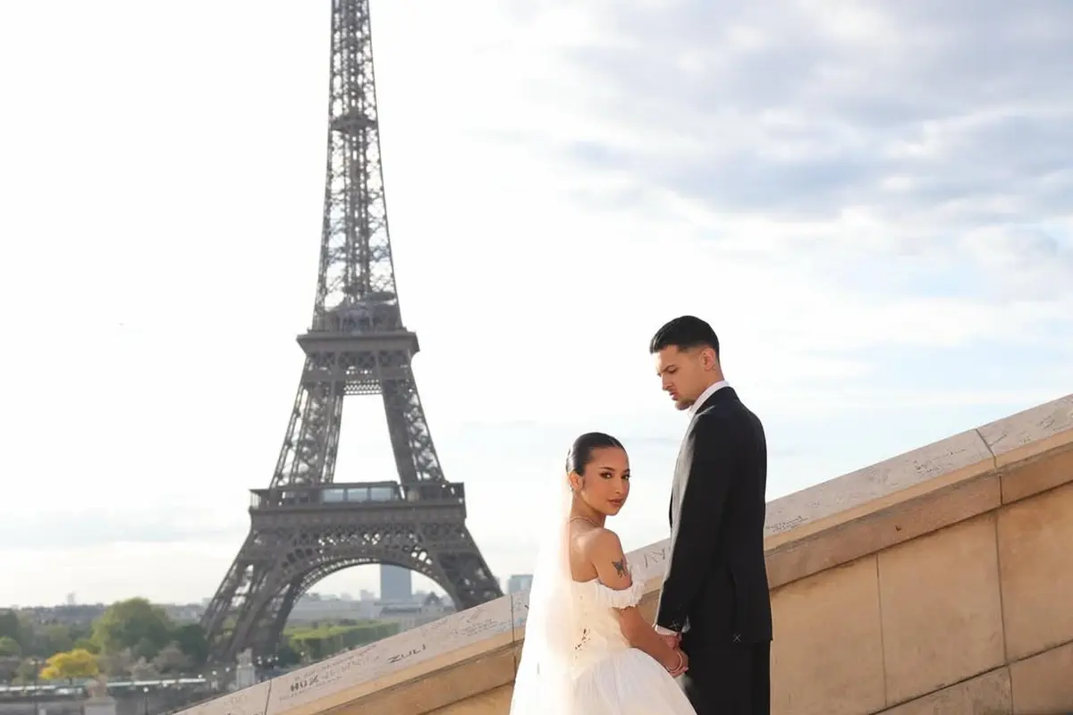 Berlatar Menara Eiffel, Jennifer Copen dan Justin Hubner Tampil Serasi dalam Busana Pengantin Klasik di Paris
