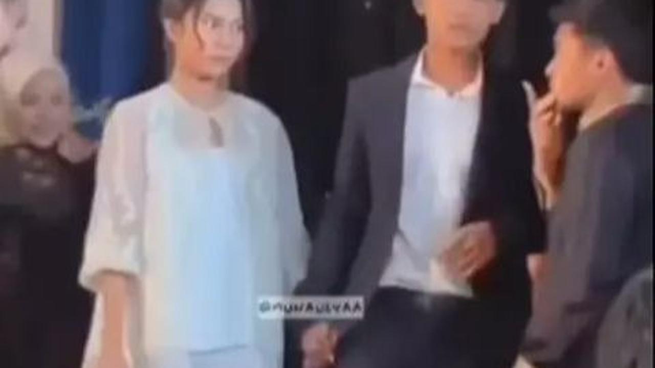 Foto kebersamaan mereka di pernikahan Egy Maulana dan Adiba menjadi perbincangan hangat di jagat media sosial.