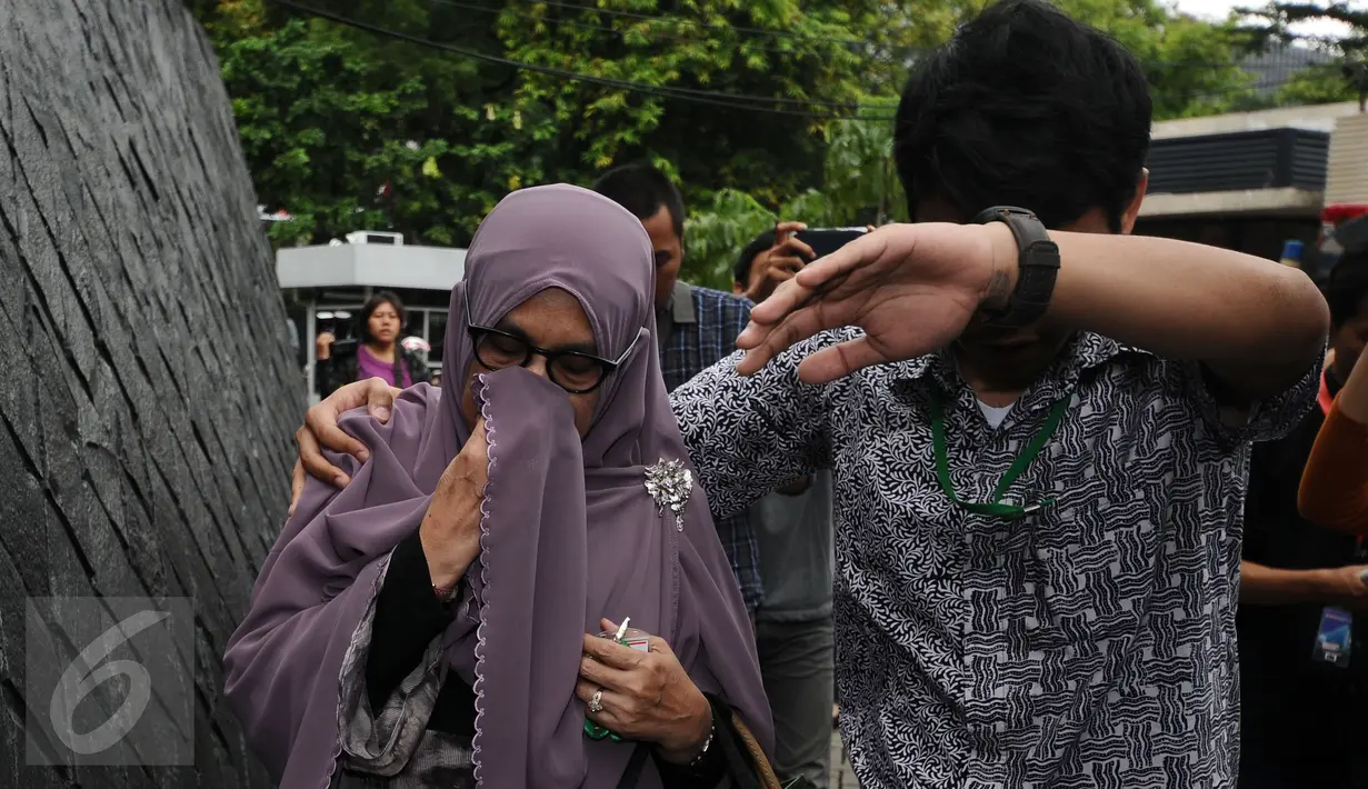 Istri Hakim MK Patrialis Akbar, Sufriyeni (kiri) saat menuju ruang tahanan KPK, Jakarta, Senin (30/1). Kedatangannya untuk menjenguk Patrialis Akbar yang ditahan sebagai tersangka dugaan penerima suap uji materi UU. (Liputan6.com/Helmi Fithriansyah)
