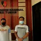 Pemilik akun (tengah) ketika minta maaf di dampingi Kades Karangagung (kanan) di ruangan Satreskrim Polres Tuban. (Liputan6.com/Ahmad Adirin)