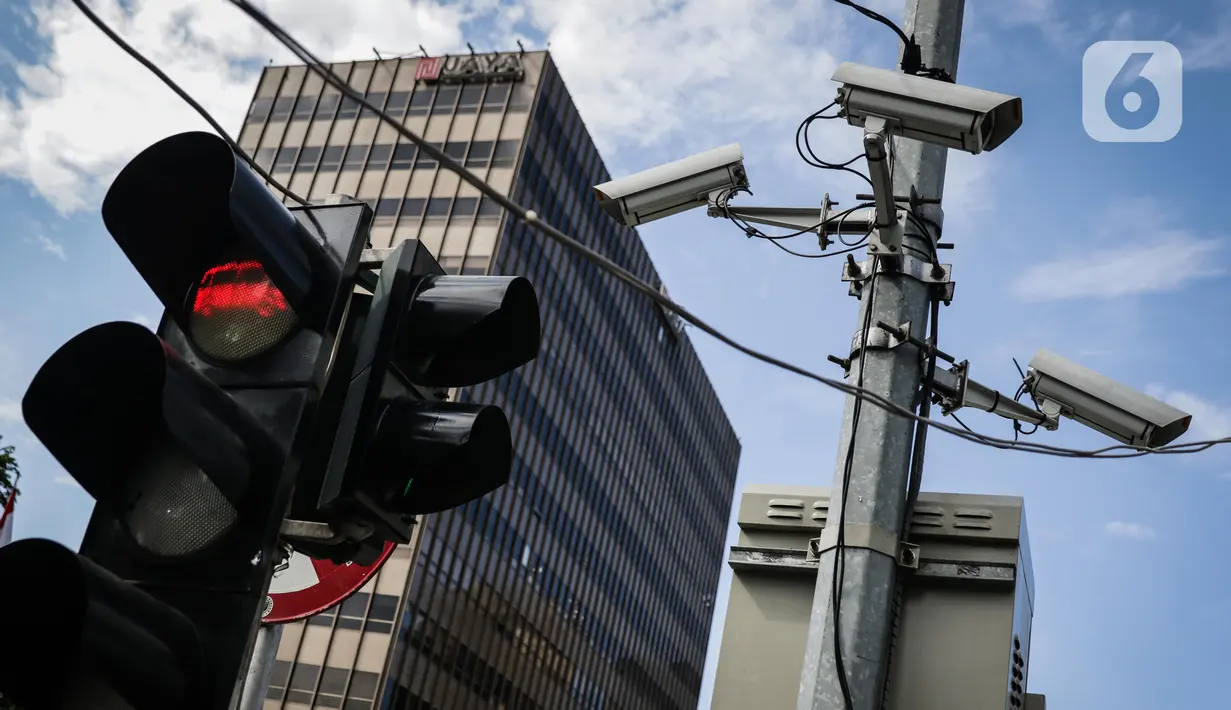 Kamera CCTV terpasang di Jalan MH Thamrin, Jakarta, Selasa (28/1/2020). Direktorat Lalu Lintas Polda Metro Jaya akan menerapkan tilang elektronik untuk pengendara sepeda motor di Jalan Sudirman-MH Thamrin dan jalur Koridor 6 Transjakarta mulai awal Februari 2020. (Liputan6.com/Faizal Fanani)