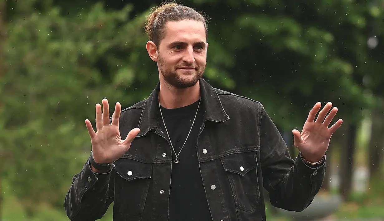 Adrien Rabiot meninggalkan Juventus dengan status bebas transfer pada bursa transfer kali ini. Pemain 29 tahun ini sudah dikaitkan dengan sejumlah klub Premier League seperti Manchester United dan Liverpool belakangan ini. Dia kabarnya tertarik berkarier di Premier League. (FRANCK FIFE / AFP)