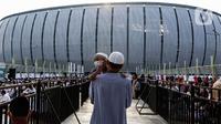 Umat Islam bersiap melaksanakan sholat Id 1 Syawal 1443 Hijriah hingga memenuhi Stadion Jakarta Internasional Stadium, Senin (2/5/2022). Pemerintah Indonesia menetapkan Hari Raya Idul Fitri 1443 Hijriah jatuh pada tanggal 2 Mei 2022. (Liputan6.com/Johan Tallo)