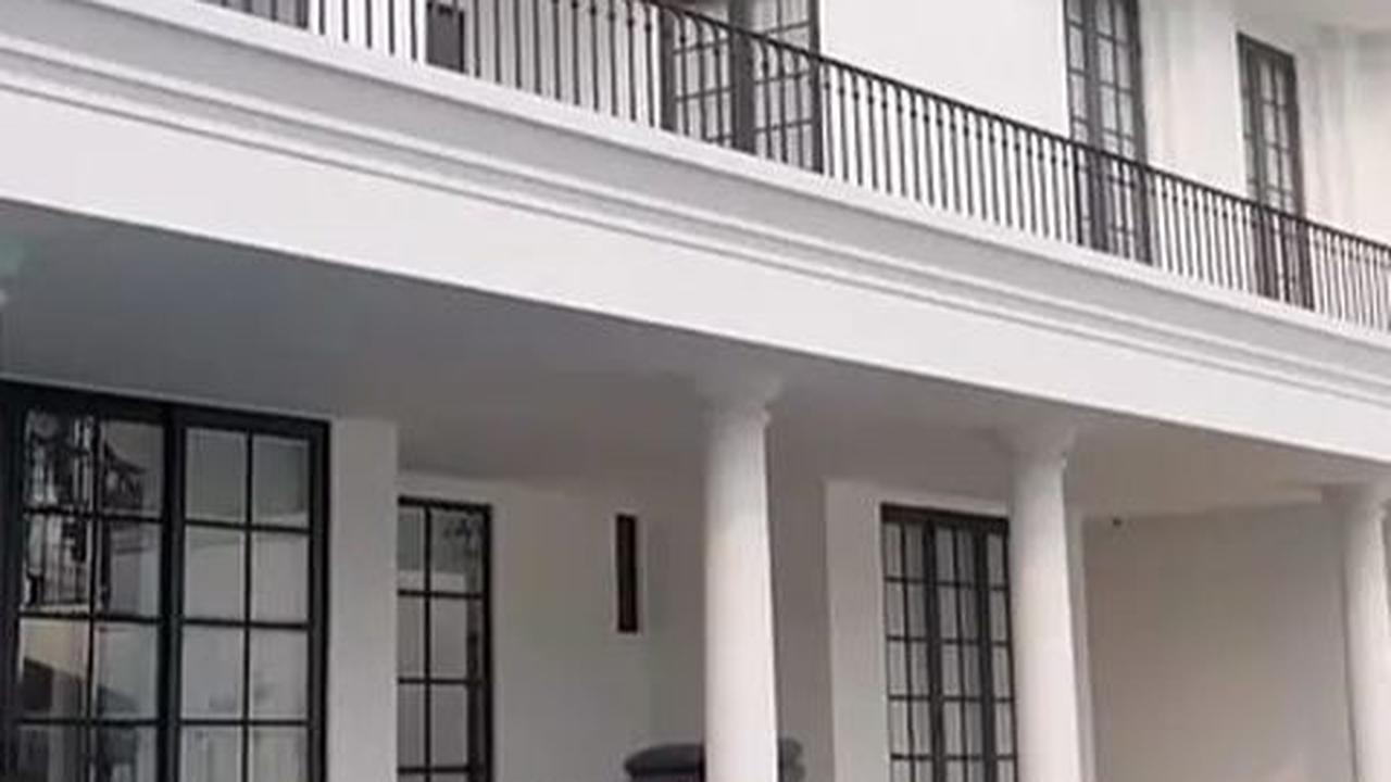 Kolam renang besar disorot, memberikan pemandangan hijau nan asri.