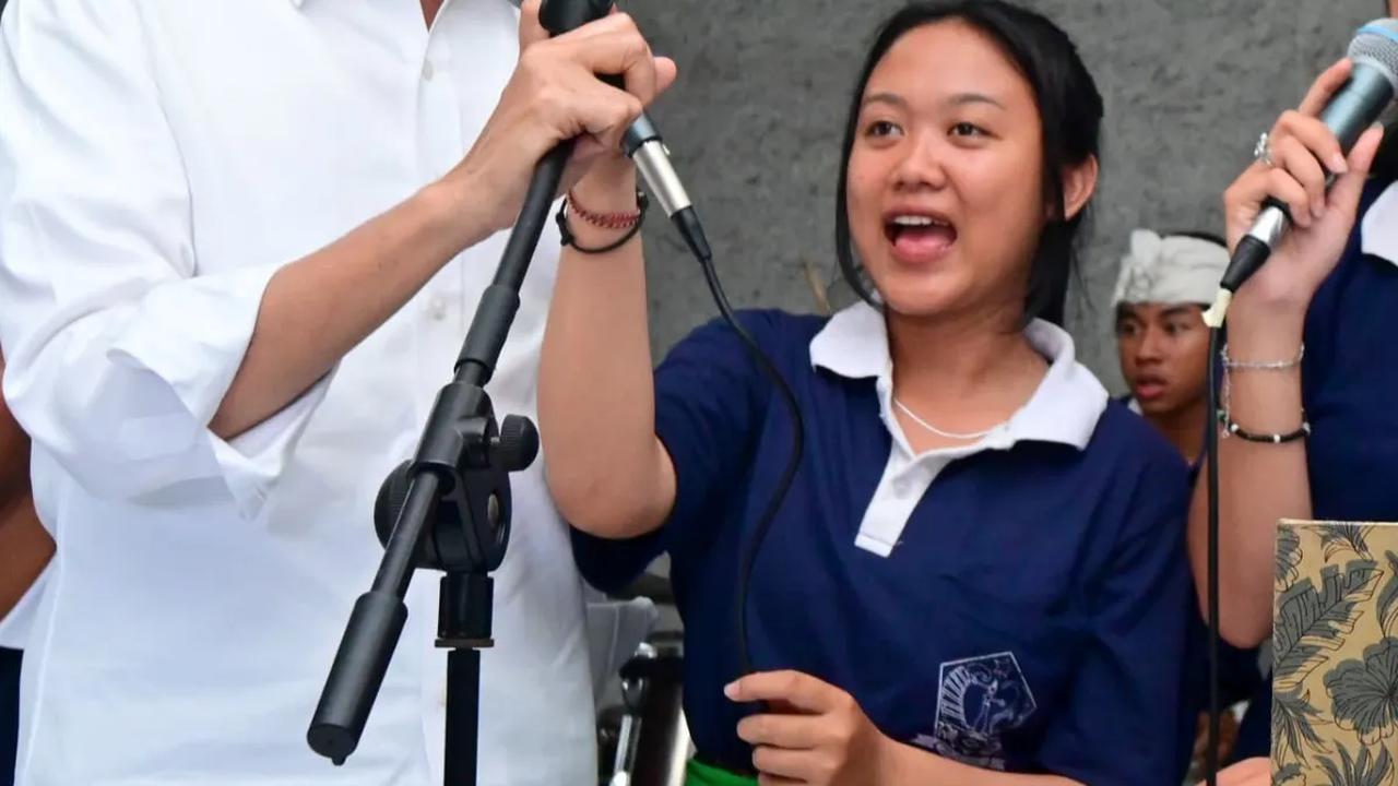 Potret Keseruan Jokowi Nyanyi Lagu Slank 'Ku Tak Bisa' di SMKN 3 Sukawati Bali
