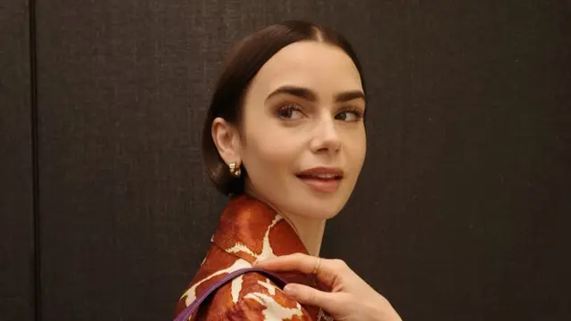 Lily Collins pemeran Emily Cooper di Emily in Paris Season 5 dengan rambut bob.