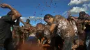 Peserta saling lempar saat perang tomat dalam Festival Tomatina di Sutamarchan, Boyaca, Kolombia, Minggu (2/6/2019). Perang tomat digelar dengan tujuan menarik wisatawan untuk berkunjung ke Kolombia. (Diana SANCHEZ/AFP)