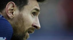 Pemain Paris Saint-Germain (PSG), Lionel Messi, tampak lesu setelah ditaklukkan Stade Rennes pada laga Liga Prancis di Stadion Parc des Princes, Minggu (19/3/2023). PSG takluk dua gol tanpa balas. (AP Photo/Christophe Ena)