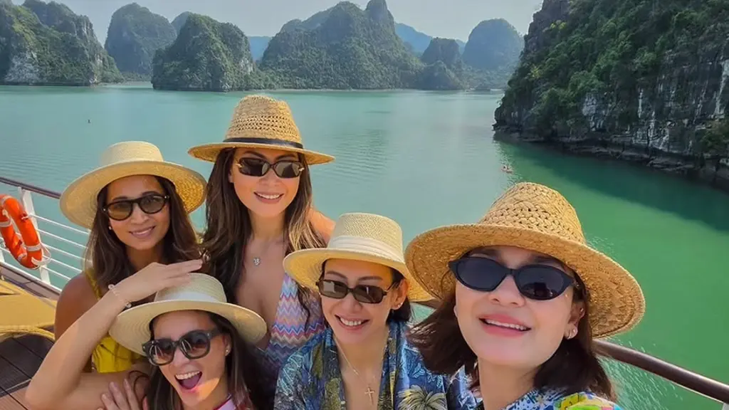 Bersama teman-teman perempuannya, Luna Maya melakukan traveling ke Vietnam. Mereka pun kompak mengenakan topi rotan coklatnya. [@lunamaya]