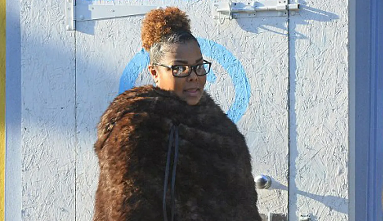 Janet Jackson dan Wissam Al Mana tengah menikmati peran barunya sebagai orang tua. Tiga minggu pasca melahirkan, Janet terlihat sedang menyusuri jalan di kawasan London dan sibuk berbelanja di toko perlengkapan bayi. (doc.dailymail.co.uk)