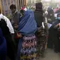 Seorang perempuan Afghanistan menerima jatah makanan yang didistribusikan oleh kelompok bantuan kemanusiaan Korea Selatan, di Kabul, Selasa (10/5/2022). Taliban pada Sabtu pekan lalu memerintahkan semua perempuan Afghanistan menutupi seluruh tubuhnya atau mengenakan burqa tradisional di depan umum. (AP Photo/Ebrahim Noroozi)